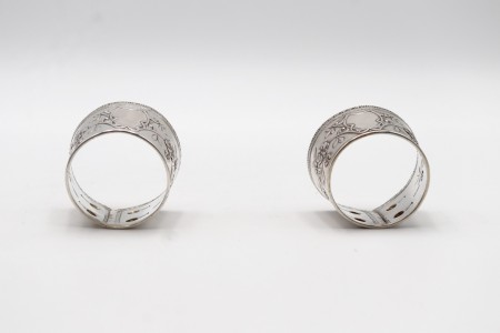 Argolas de guardanapo em prata com elementos vegetalistas relevados